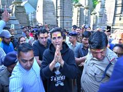 
      
      Akshay Kumar visits Jageshwar Dham
      
      