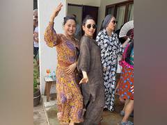 
      
      'Dil To Pagal Hai' reunion: Karisma, Madhuri leave fans nostalgic
      
      