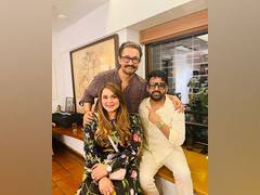 
      
      Aamir Khan poses with Kapil Sharma, his wife Ginni
      
      