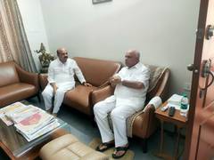 
      
      Former CM Basavaraja Bommai meets BS Yediyurappa 
      
      