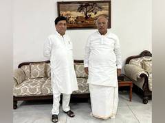 
      
      Former Maha CM Ashok Chavan meets Congress President
      
      
