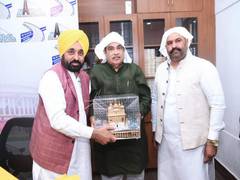 
      
      Punjab CM Bhagwant Mann meets Union Minister Nitin Gadkari
      
      