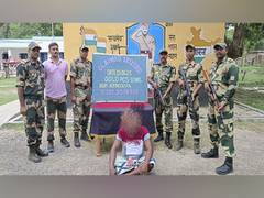 
      
      West Bengal: BSF nabs smuggler with gold worth over Rs 16 lakh 
      
      