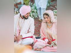 
      
      'Rataan Lambiyan' singer Asees Kaur marries composer Goldie Sohel
      
      