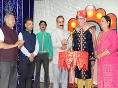 
      
      Himachal CM attends magic show of Samrat Shankar in Shimla 
      
      