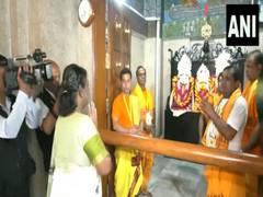 
      
      Prez Droupadi Murmu offers prayers at Delhi's Jagannath Temple
      
      