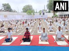 
      
      Indore Central Jail inmates perform yoga on Int'l Yoga Da
      
      