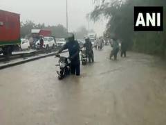
      
      Delhi-Gurugram expressway waterlogged after heavy downpour
      
      