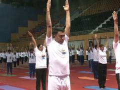 
      
      Goa CM Pramod Sawant performs yoga with school students
      
      