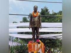 
      
      Himachal Dep CM Agnihotri unveils statue of Virbhadra Singh
      
      