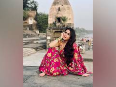 
      
      Sara Ali Khan offers prayers at Khajrana Ganesh temple in Indore
      
      