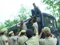 
      
      Delhi police detain ABVP workers for protesting outside CM house
      
      