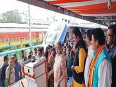 
      
      Bhopal-Indore Vande Bharat train receives warm welcome in Indore
      
      