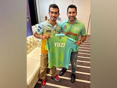 
      
      Yuzvendra Chahal receives Mumba Masters team jersey 
      
      