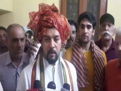 
      
      Anurag Thakur meets CWG medalist boxer Rohit Tokas
      
      