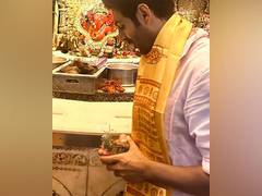 
      
      Kartik Aaryan seeks blessings of Bappa at Siddhivinayak temple
      
      