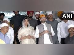 
      
      Parineeti, Raghav pay obeisance at Shri Harmandir Sahib
      
      