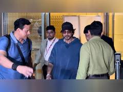 
      
      SRK back to Mumbai amid rumours of him getting injured in US
      
      
