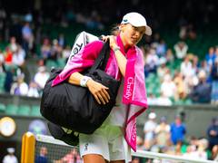 
      
      Wimbledon: Iga Swiatek destroys Sorribes Tormo, reaches R3
      
      