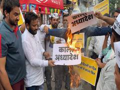 
      
      Delhi: AAP burns 