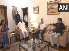 
      
      Rahul Gandhi meets Sharad Pawar in Delhi; extends support
      
      