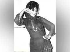
      
      Saira Banu flaunts her 