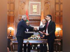 
      
      Delhi: Jaishankar holds talks with Maldives Foreign Minister 
      
      