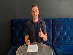 
      
      Mumbai City FC signed Dutch midfielder Yoell van Nieff
      
      