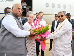 
      
      Sonia Gandhi, Kharge, Rahul Gandhi arrive at Bengaluru
      
      