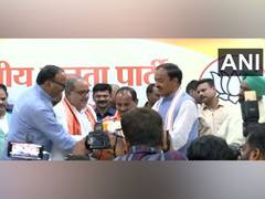 
      
      UP: Former Samajwadi Party MLA Dara Singh Chauhan joins BJP 
      
      