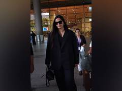 
      
      Sonam Kapoor makes stylish statement at Mumbai airport 
      
      