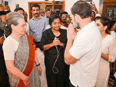 
      
      Oommen Chandy’s demise: Sonia Gandhi, Rahul pay last respects
      
      