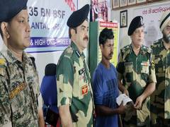 
      
      Naxal cadre surrenders in Chhattisgarh's Kanker
      
      