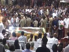 
      
      Rahul Gandhi pays tribute to Kerala ex-CM Oommen Chandy
      
      