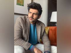 
      
      Kartik Aaryan flaunts biceps in a mirror selfie, see pic
      
      