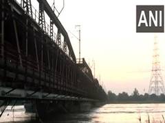 
      
      Yamuna River flows slightly above danger mark at 205.81 m
      
      