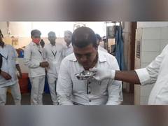 
      
      Patwari tries to swallow bribe amount seeing Lokayukta police 
      
      