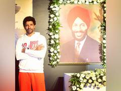 
      
      Farhan Akhtar posts pics from screening of 'Bhaag Milkha Bhaag'
      
      