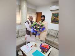 
      
      Sirsa MLA Gopal Kanda met Haryana CM at Haryana Bhawan in Delhi 
      
      