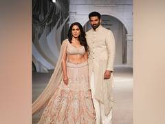 
      
      Sara Ali Khan, Aditya Roy Kapur flaunt hot chemistry on ramp
      
      