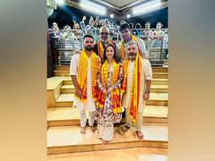 
      
      Nushrratt with her 'Akelli' team visits Siddhivinayak temple
      
      