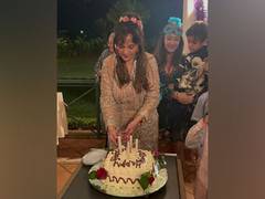
      
      This is how veteran actor Mumtaz celebrated her 76th birthday
      
      