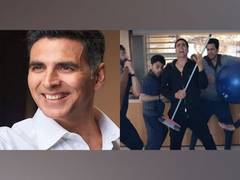 
      
      Akshay Kumar sings ‘Kya Hua Tera Wada’ with his friends
      
      