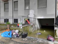 
      
      Bangladesh: Amid continuous rain, thousands stranded 
      
      