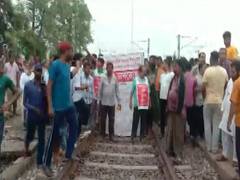 
      
      WB: Protestors block Birbhum's Murarai railway station
      
      