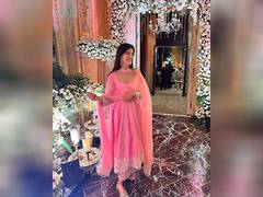 
      
      Shanaya Kapoor exudes “Desi Barbie” vibes in Pink anarkali suit
      
      