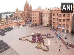 
      
      Surat students form human chain to honour fallen soldiers
      
      