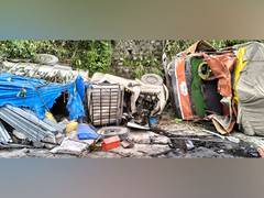 
      
      Apple truck crashes into Jeepin Himachal's Shimla; 2 dead
      
      
