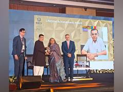 
      
      Subhash Runwal receives the Lifetime Achievement Award
      
      