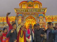 
      
      Rajinikanth offers prayers to Lord Badri Vishal at Badrinath Dham
      
      
